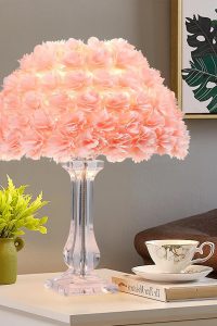 ZYLEISENBAO Pink Flower Table Lamp – Elegant Floral Bedside Light with Petal Design for Bedroom, Wedding Decor, and Gift Use