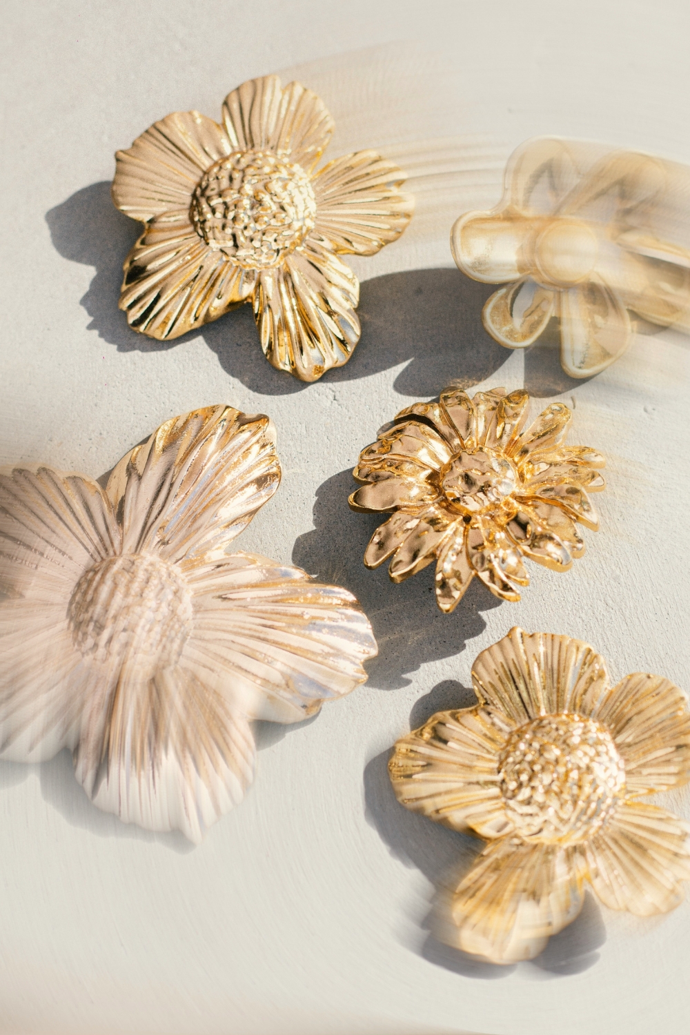 “Winter living room with metallic accents and cozy décor”