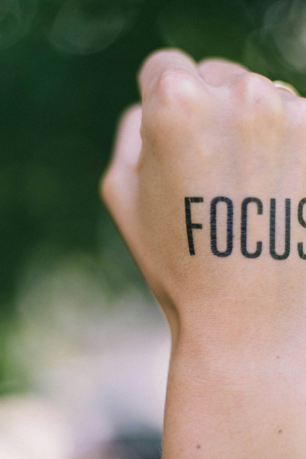 Oversized mirror as a statement piece in a budget-friendly living room