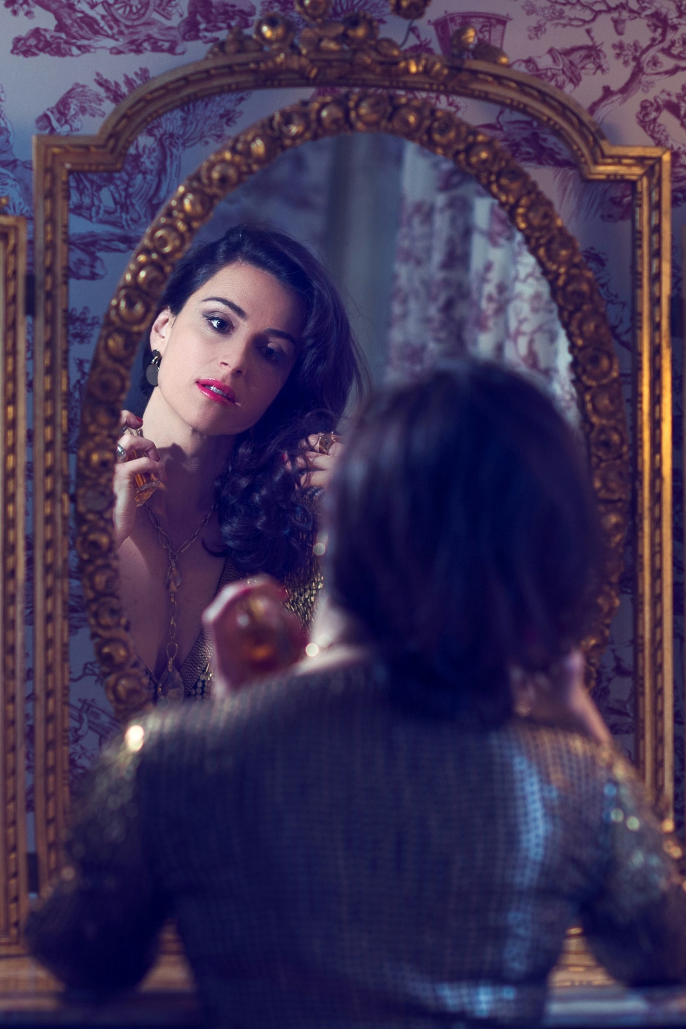 Large wall mirror in a small living room – “Using mirrors to make a small living room look bigger and brighter.”