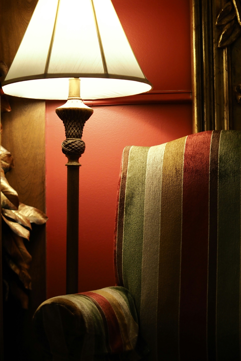 Small living room decorated with plants and photos – “Affordable decor ideas to personalize small living rooms.”