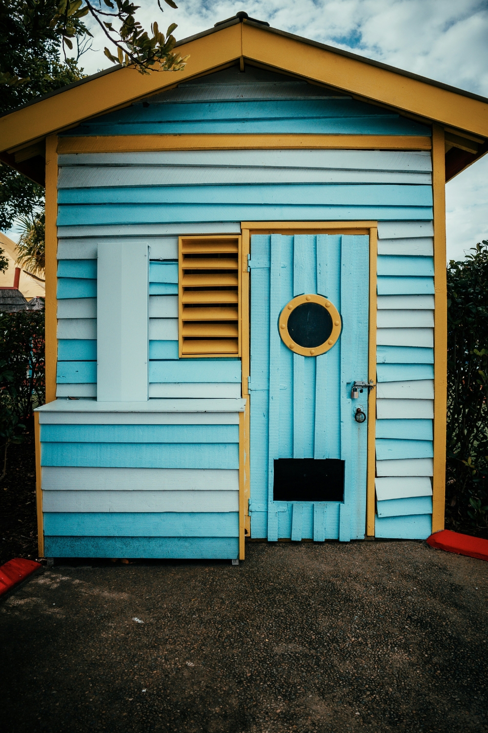 “Colorful outdoor cushions and throws enhancing balcony décor”