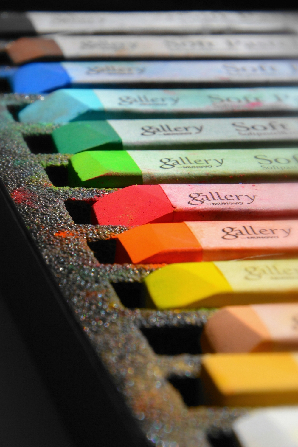 “Living room decorated in champagne gold, deep green, and soft metallic tones for New Year 2025.”