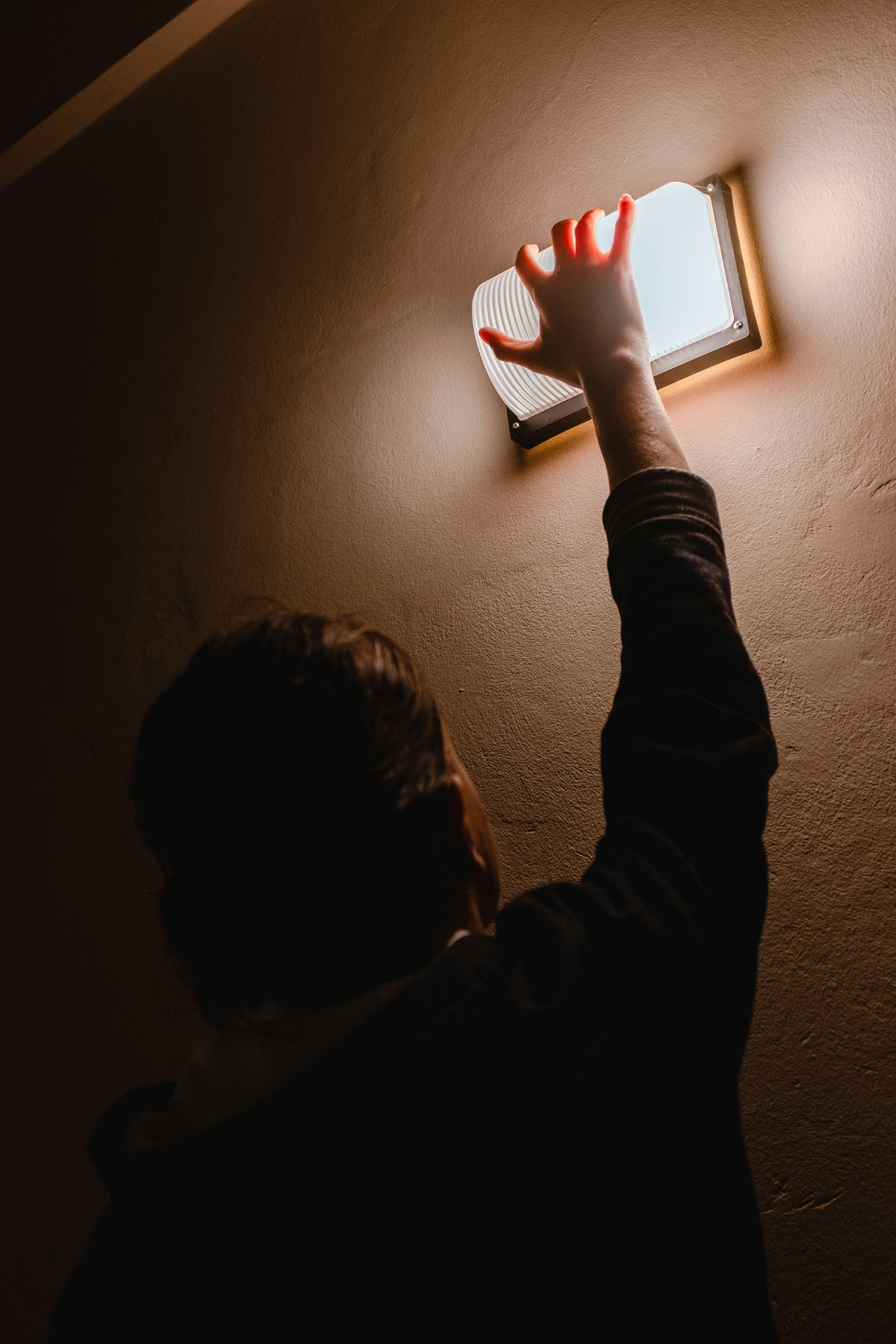 “Smart dimmer fixing common lighting problems in living room”