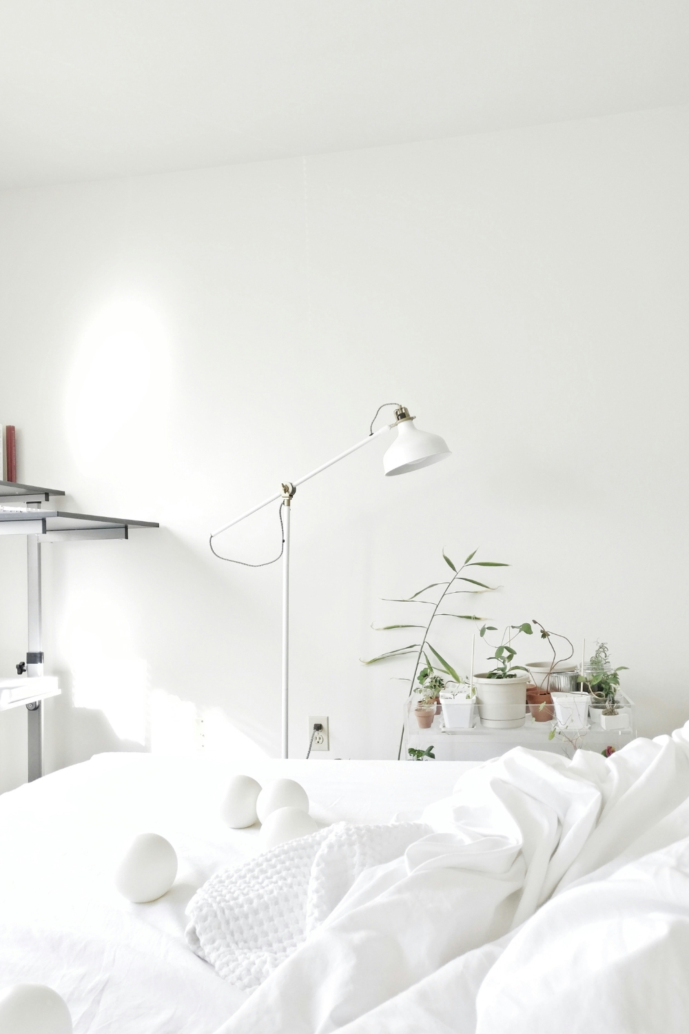 Soft white minimalist bedroom walls – calm and serene interior design