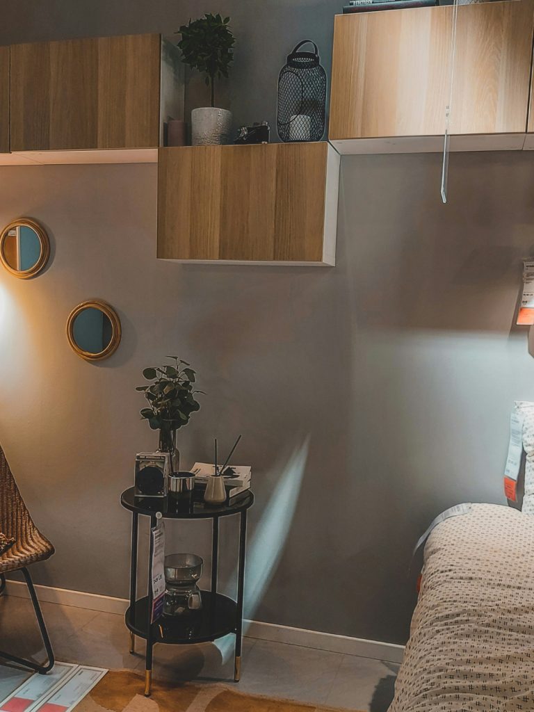 Small bedroom makeover with floating shelves and space-saving décor