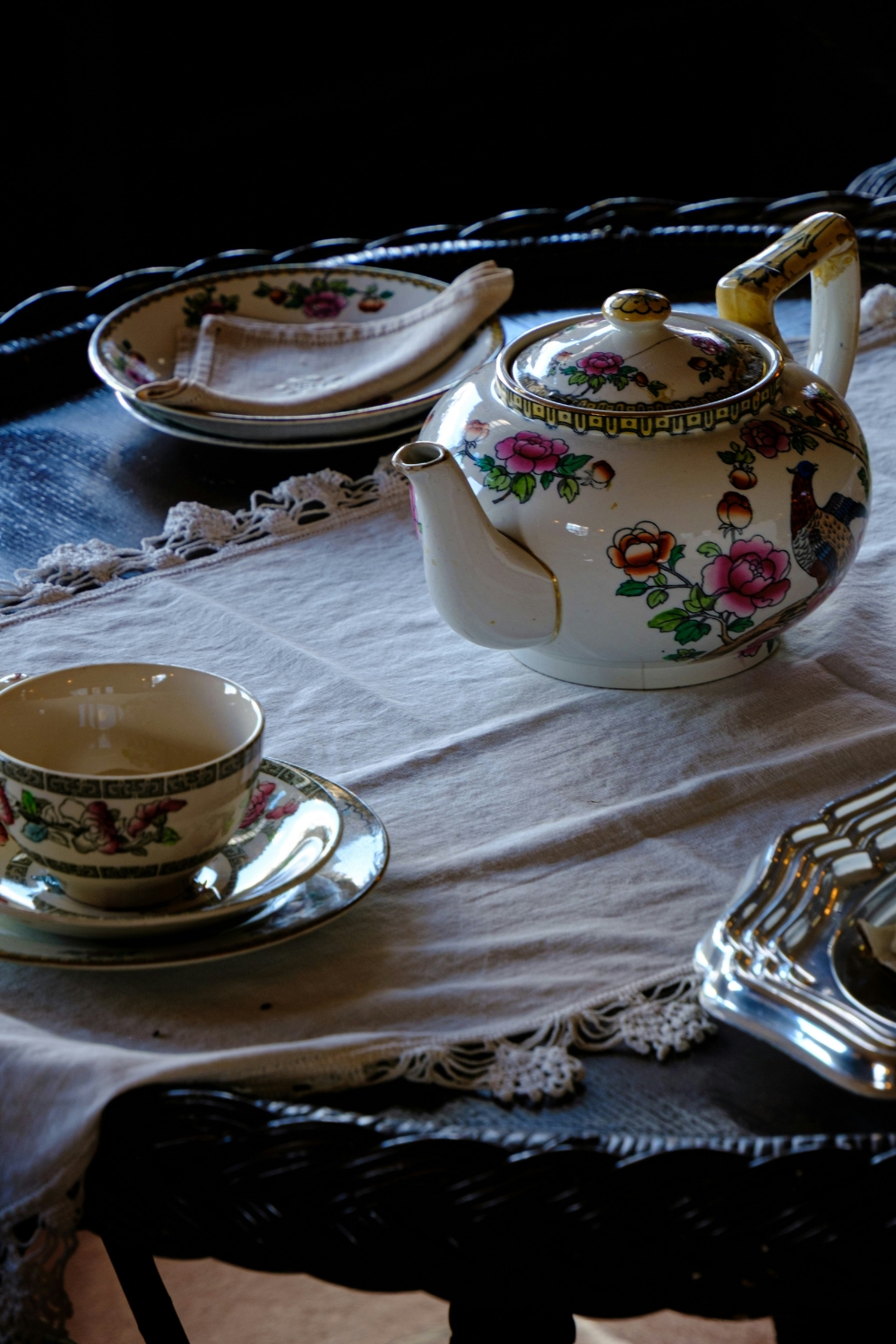 Traditional white ceramic subway tile backsplash in kitchen