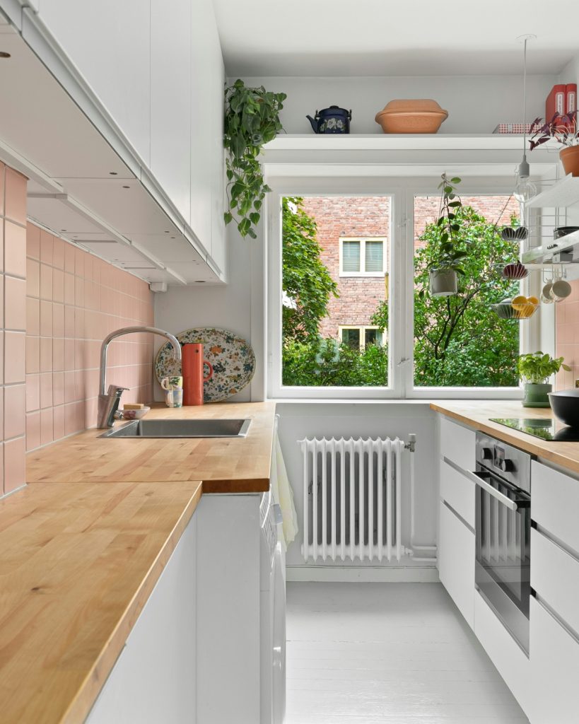 Eco-friendly kitchen decor ideas with bamboo cabinets and reclaimed wood shelves