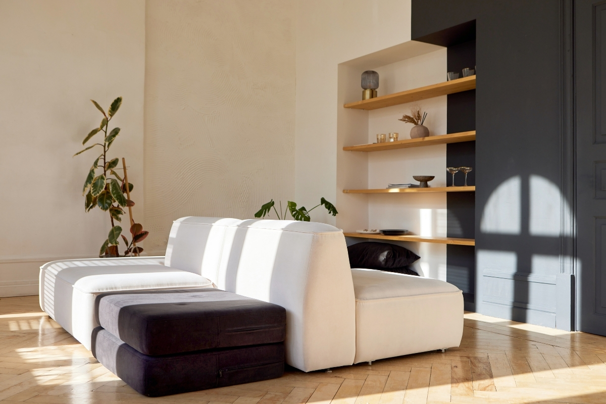 Stylish 2026 furniture trends featuring a modular sofa, natural wood accents, and bold accent chairs in a cozy modern living room