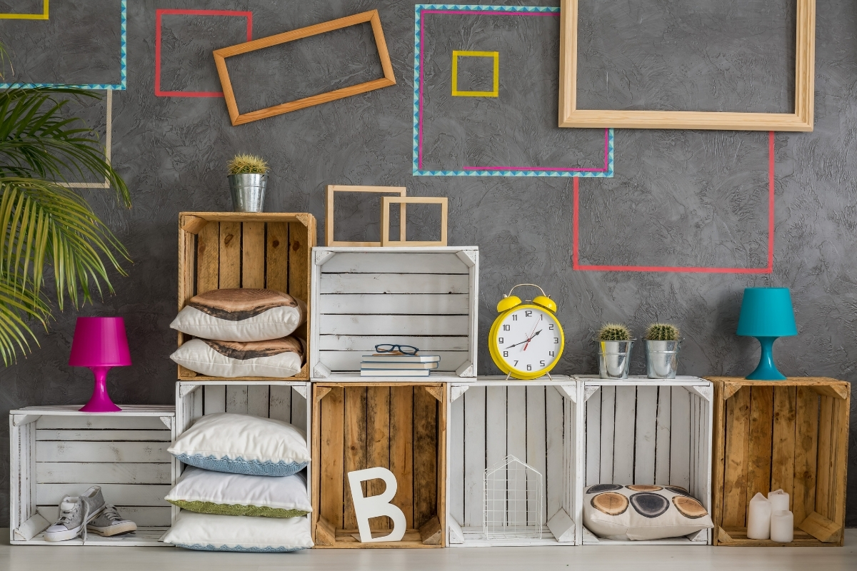 Minimal living room with decluttered shelves and airy summer decor