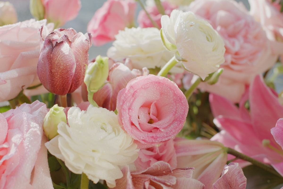 seasonal florals home decorspring floral decorating ideas fresh flower home styling Seasonal tulip bouquet displayed on a bright spring living room coffee table