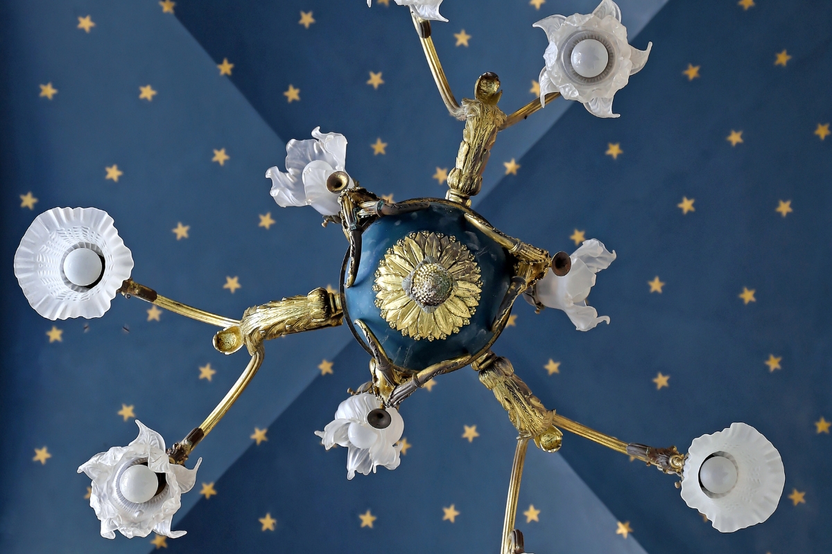 Living room with deep navy painted ceiling and neutral walls creating bold statement