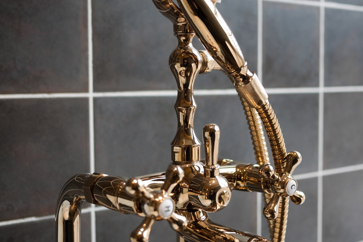 Bathroom design with warm metal fixtures and mixed finishes for a modern look