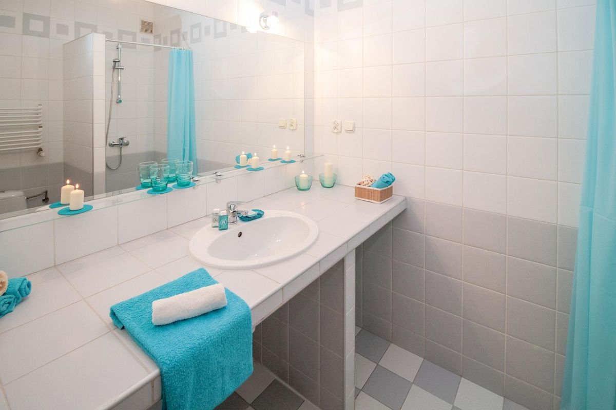 Apartment bathroom decor ideas with space-saving shelving