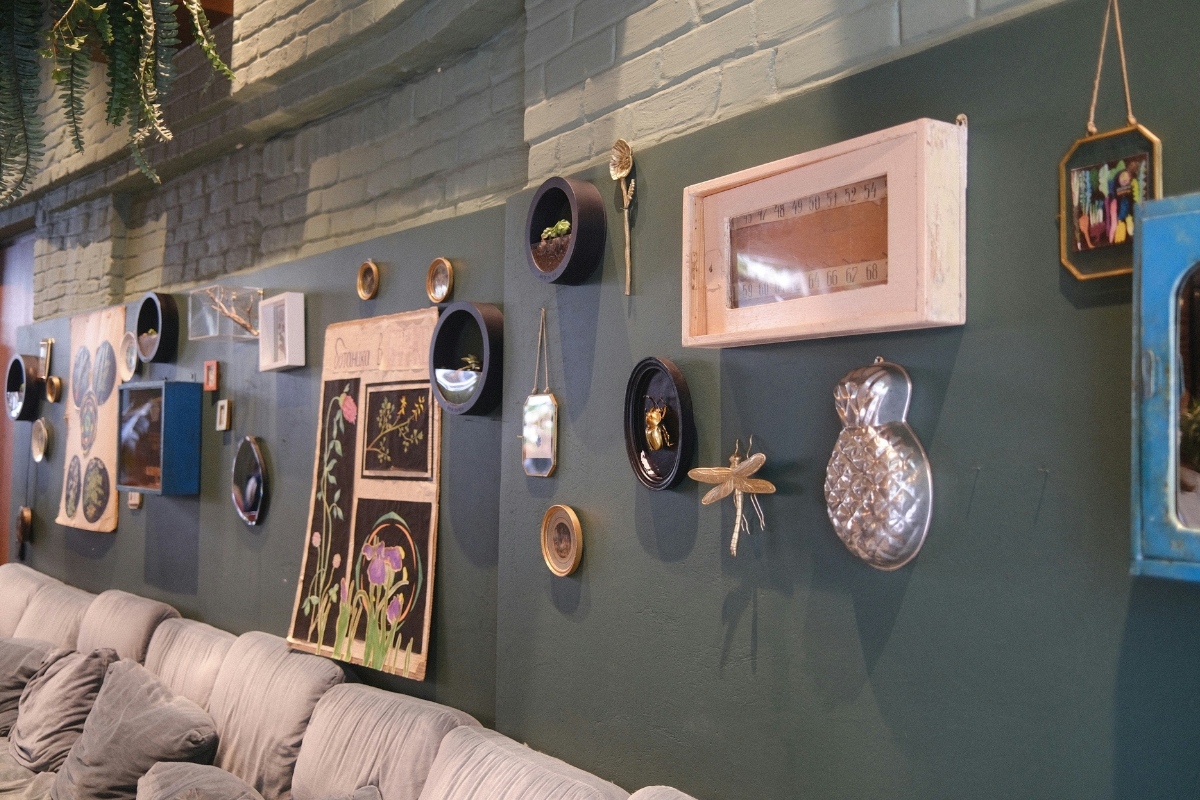 Modern living room with a well-arranged personalized gallery wall