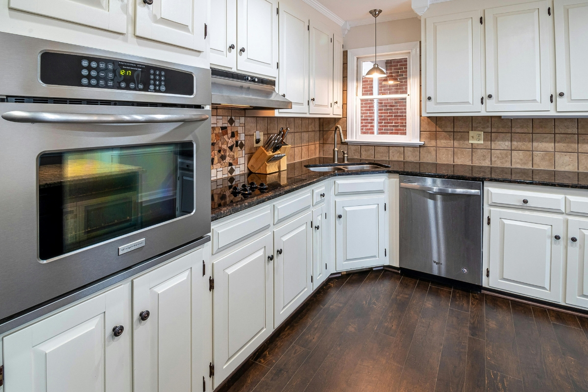 Bold-colored kitchen accent wall paired with neutral cabinets and countertops, creating a balanced and stylish kitchen interior design