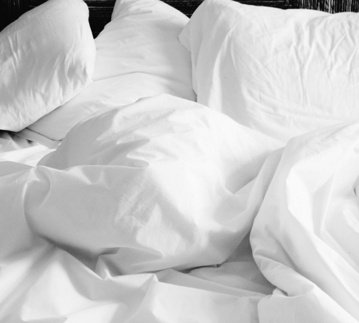Cozy bedroom styling ideas with layered bedding and warm lighting
