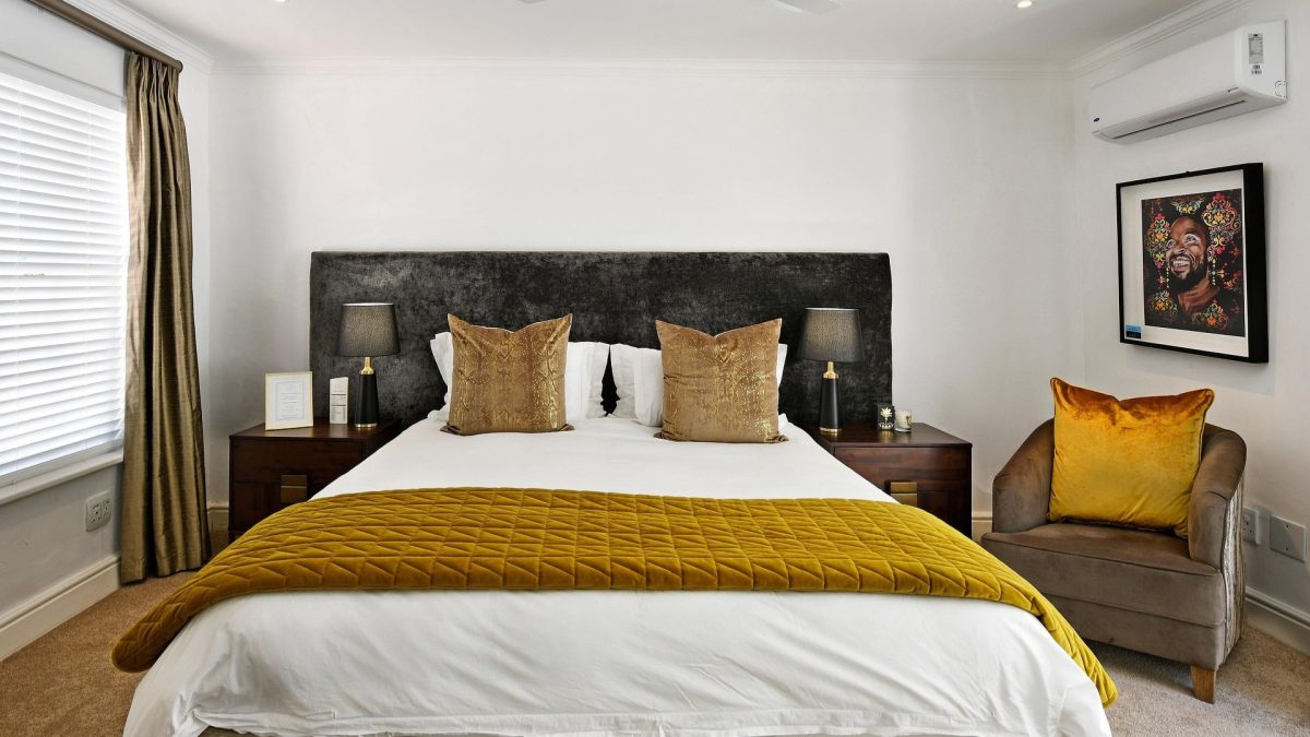 Cozy bedroom styling ideas with layered bedding and warm lighting