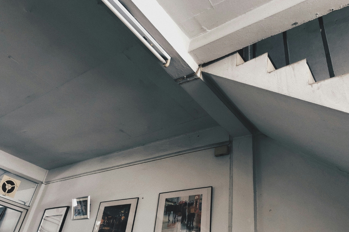 Cozy living room with a bold statement ceiling and pendant lights