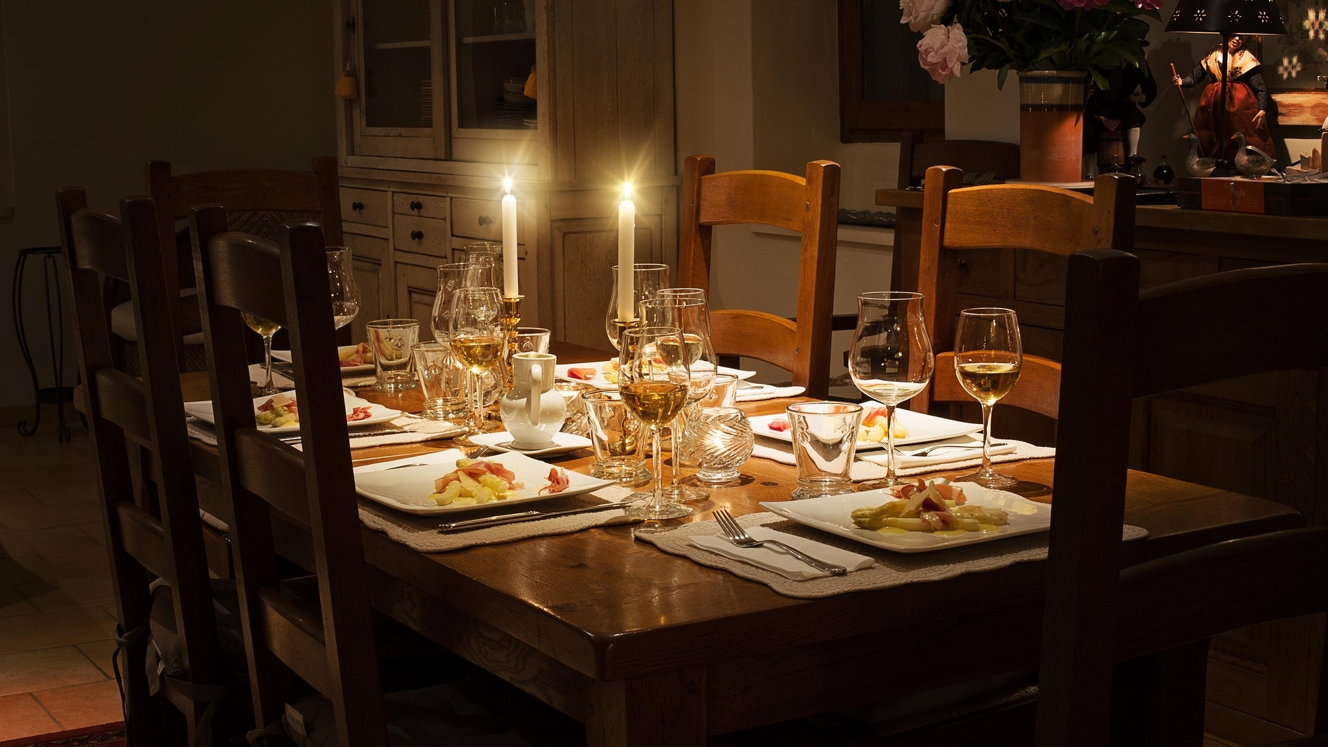 Curved dining table with soft edges and modern chairs in a cozy dining room