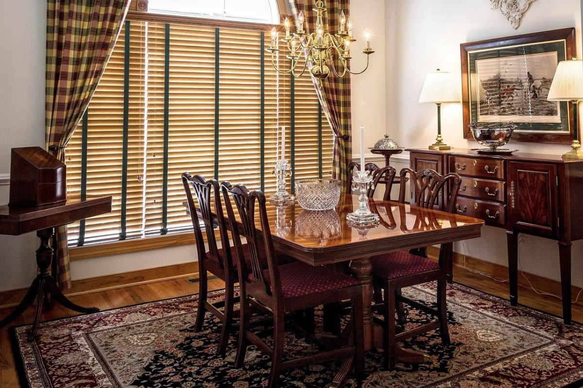 Modern dining room décor ideas with elegant centerpiece