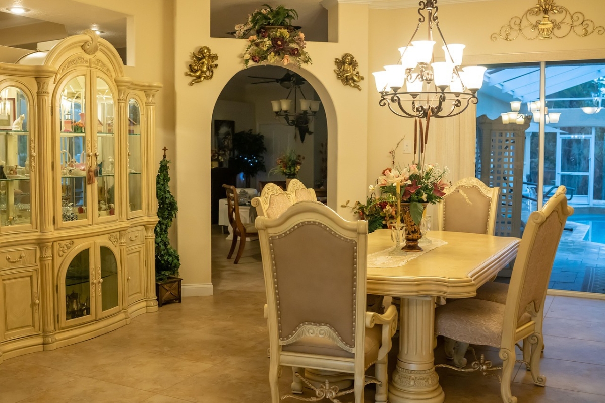 Curved dining room layout with furniture guiding the eye naturally