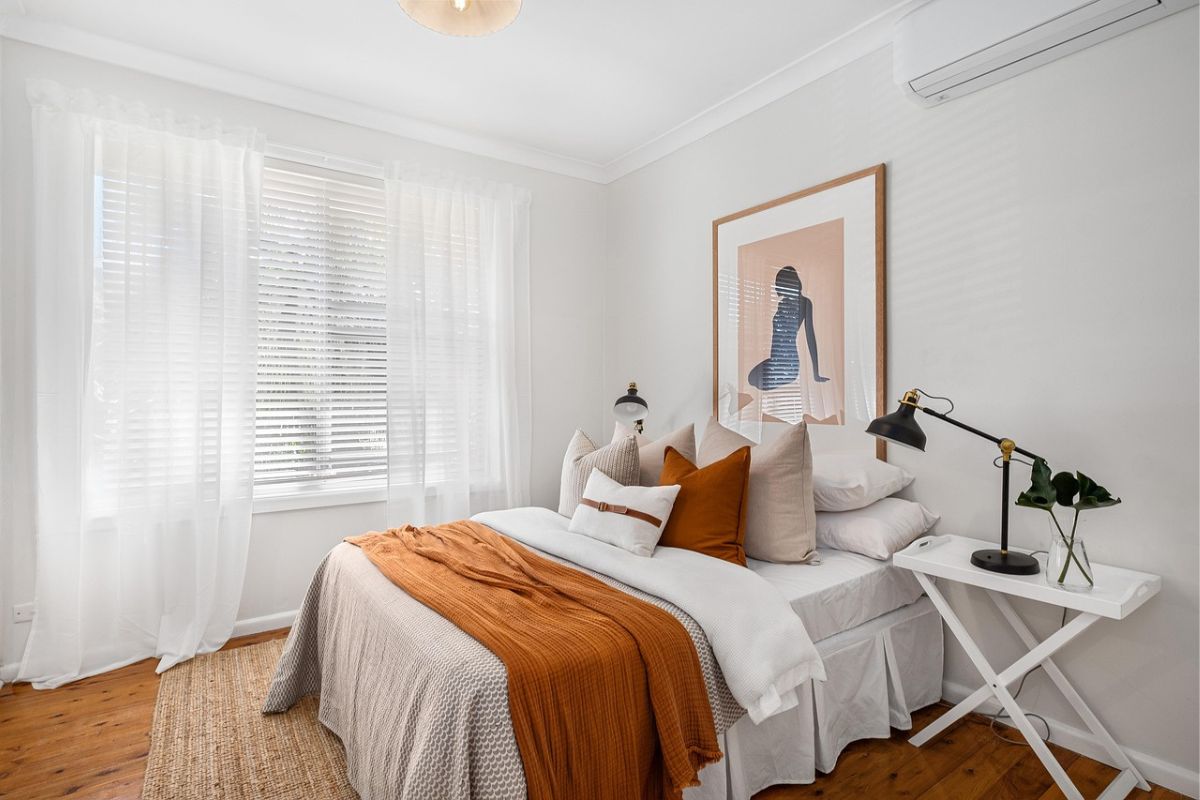 Small bedroom decorating ideas with light neutral colors