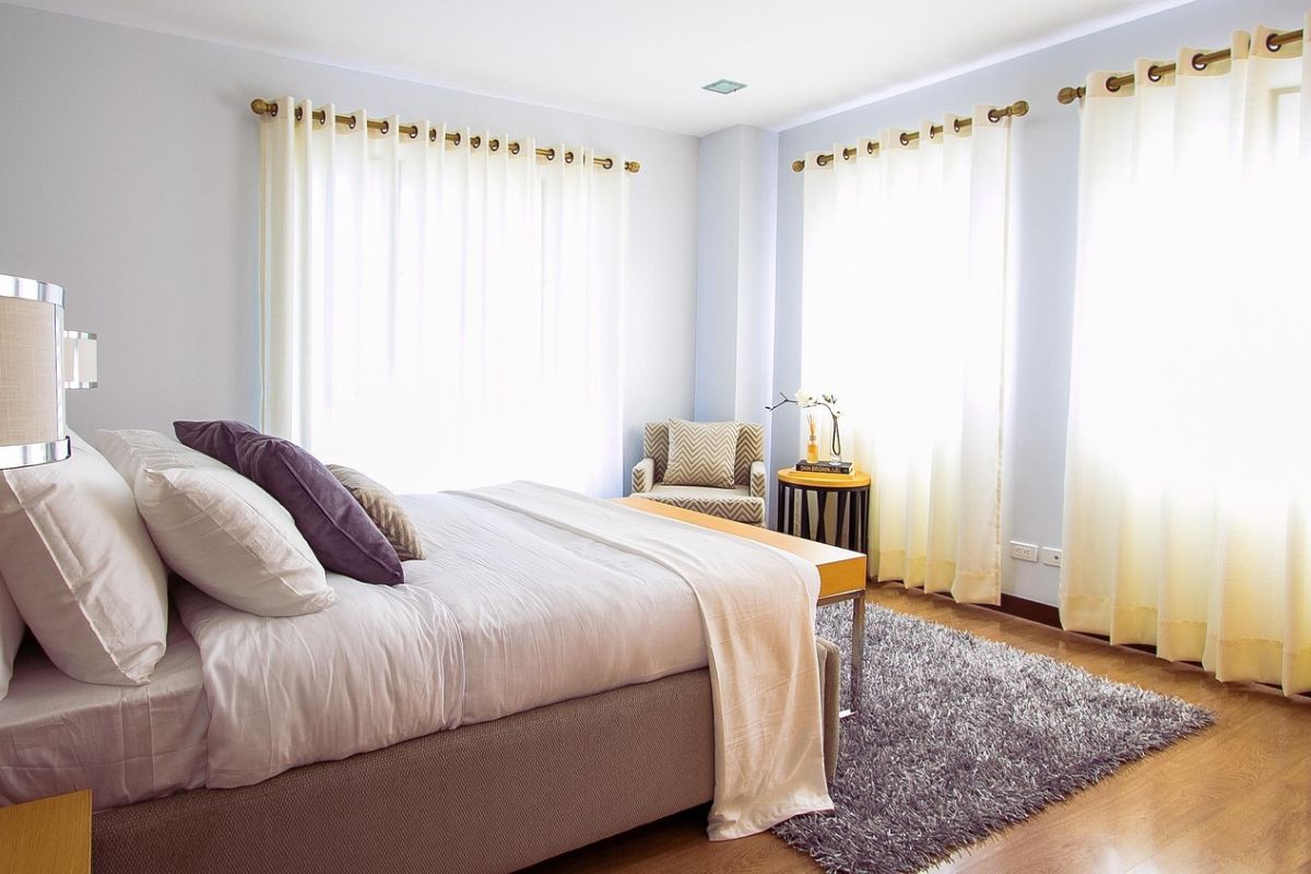 2023 bedroom styling ideas with earthy tones and natural textures