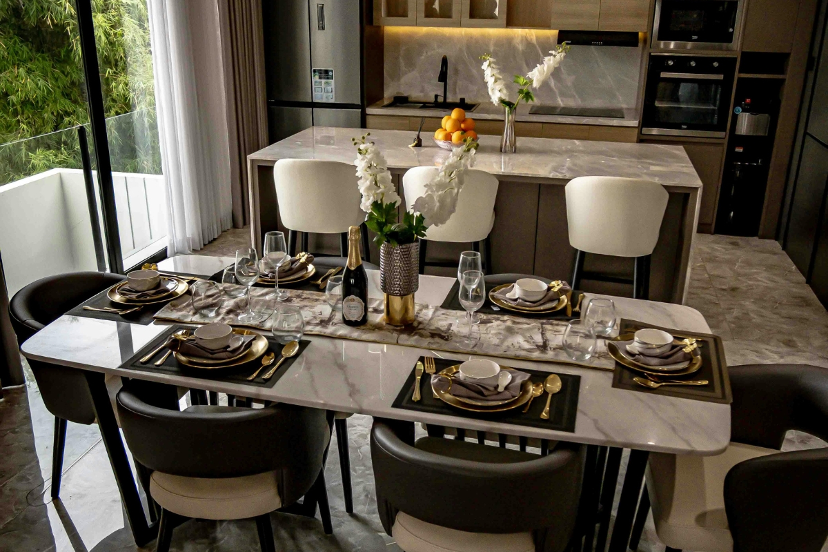 Warm pendant lighting creating a cozy and comfortable dining room atmosphere