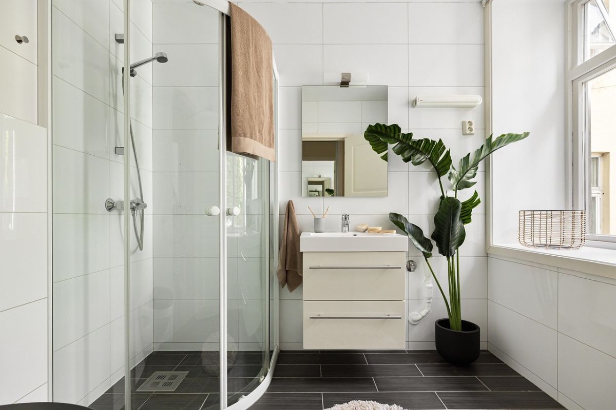 Men bathroom decor ideas with dark charcoal walls and matte black fixtures