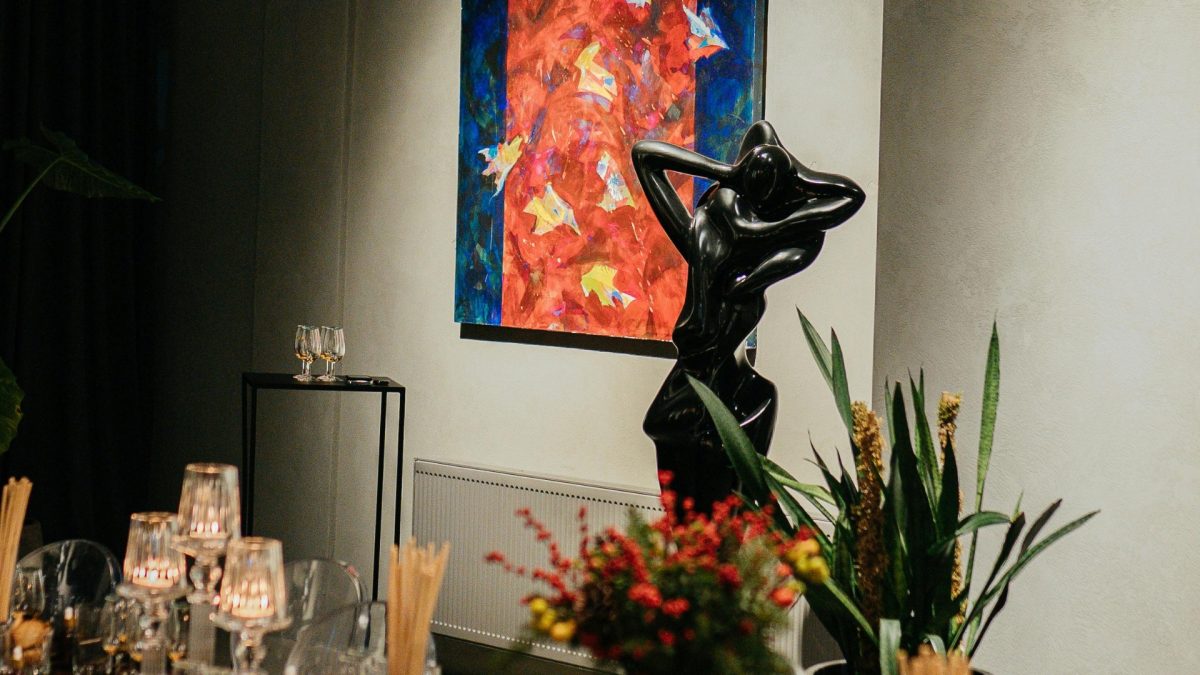 Modern sculptural lighting fixture in a living room serving as a stylish and artistic centerpiece, creating ambient and decorative lighting.