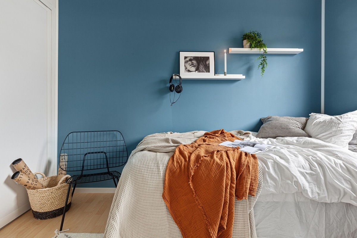 Soft earth-tone bedroom accent wall in warm clay color with neutral bedding and modern decor 2026