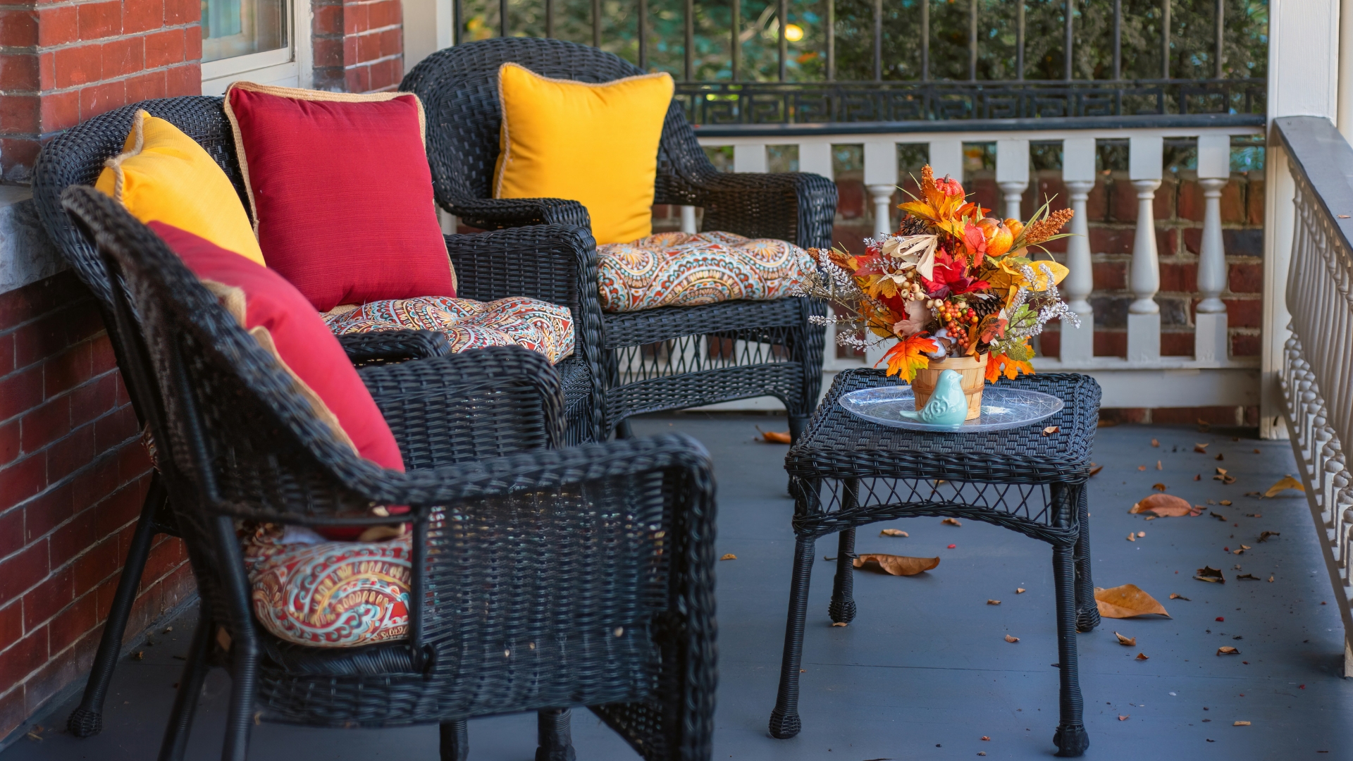 Living room transitioning from summer to fall decor with light neutral base, warm-toned cushions, soft throws, natural elements, and cozy lighting accents