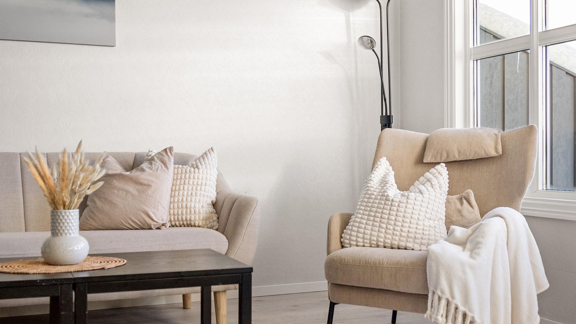 small apartment patio decor ideas with cozy seating