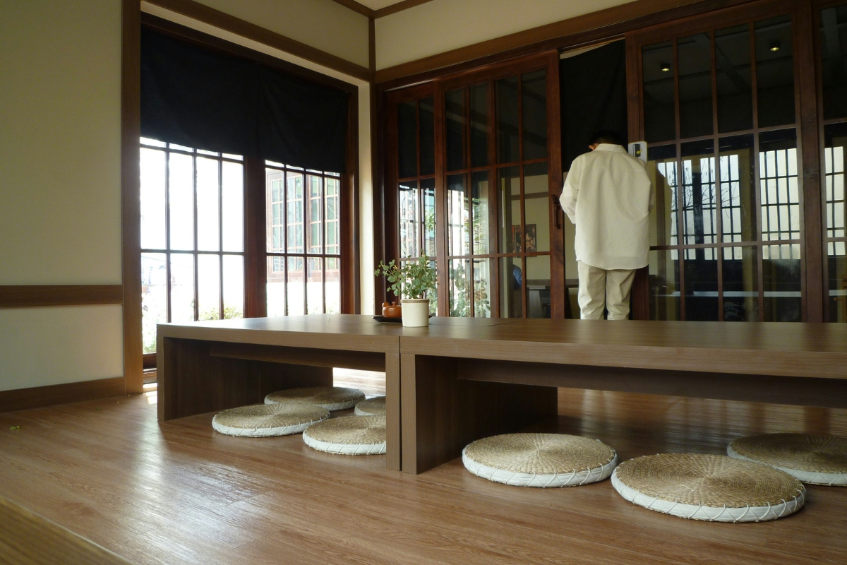 Afro Japandi interior design with woven baskets and natural wood furniture