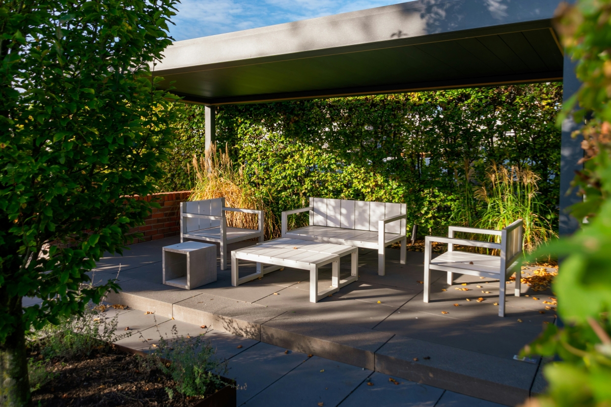 coordinated backyard and balcony decor for summer