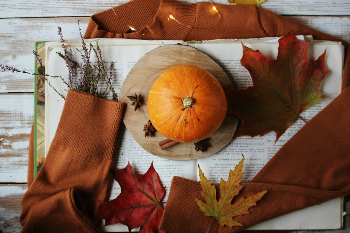 cozy living room decorated with pumpkins for fall