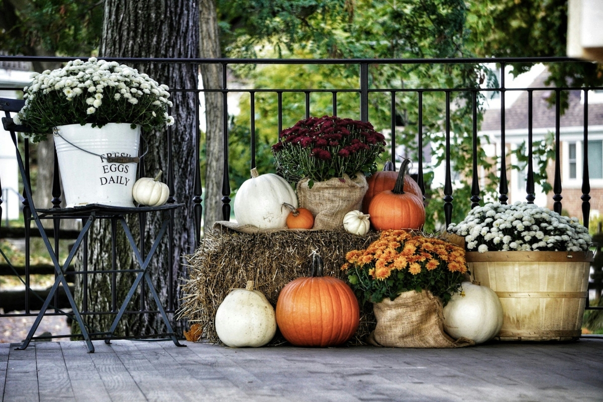 DIY fall decorations with pumpkins and candles