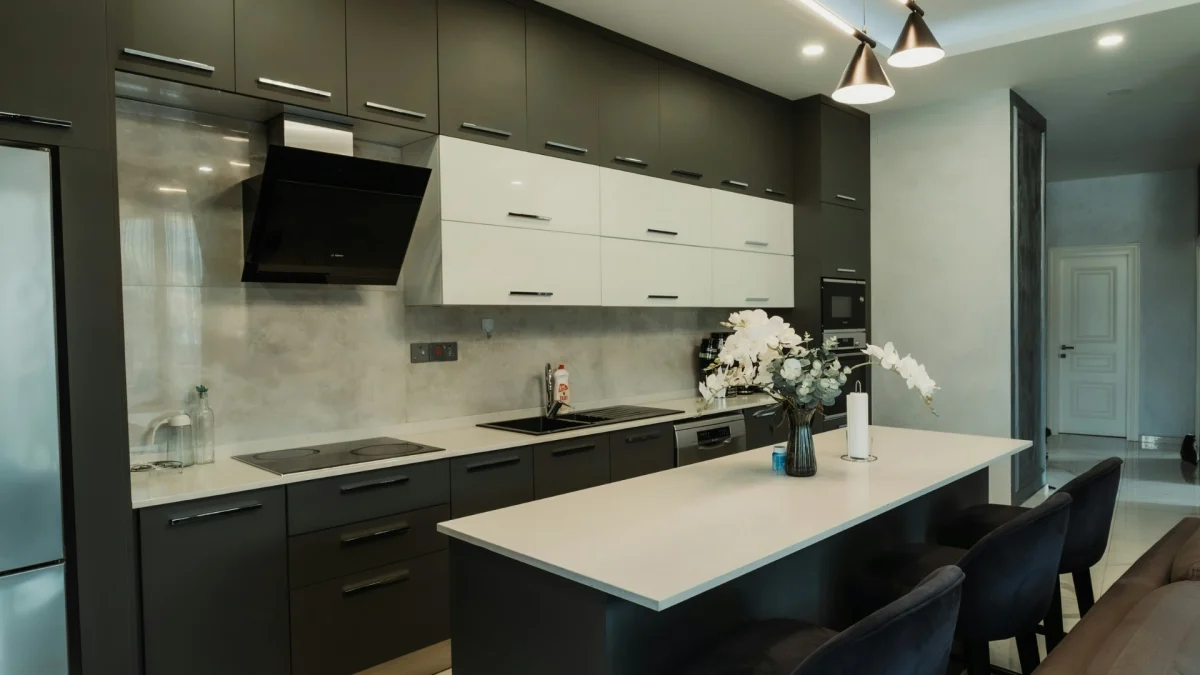 unfitted kitchen design with dopamine decor style