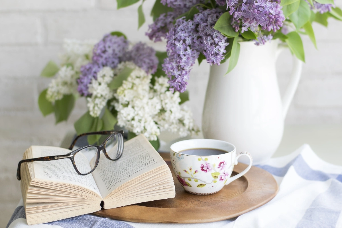 Vintage Home Decor Trends 2022 featuring retro furniture, antique decor elements, and timeless interior design styles for cozy modern homes