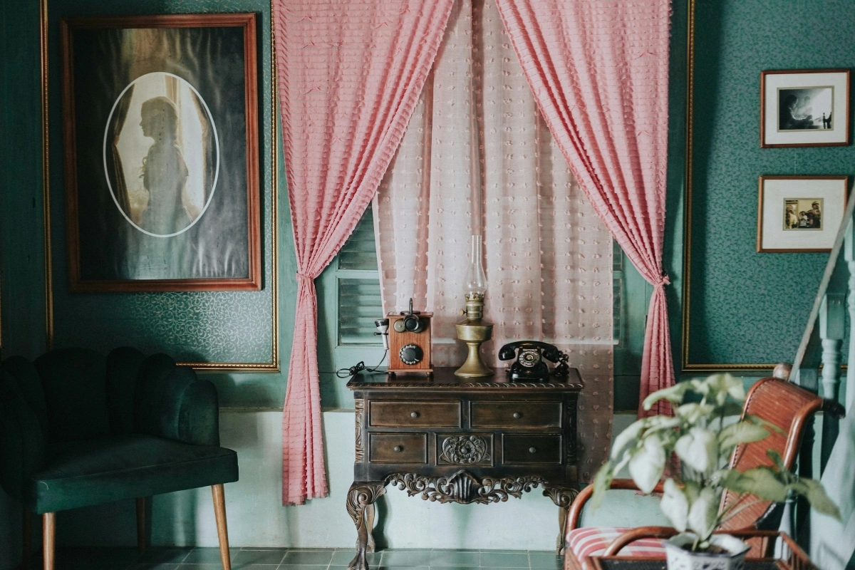 Vintage Home Decor Trends 2023 with retro furniture, antique accessories, and timeless interior design ideas for stylish and cozy modern homes