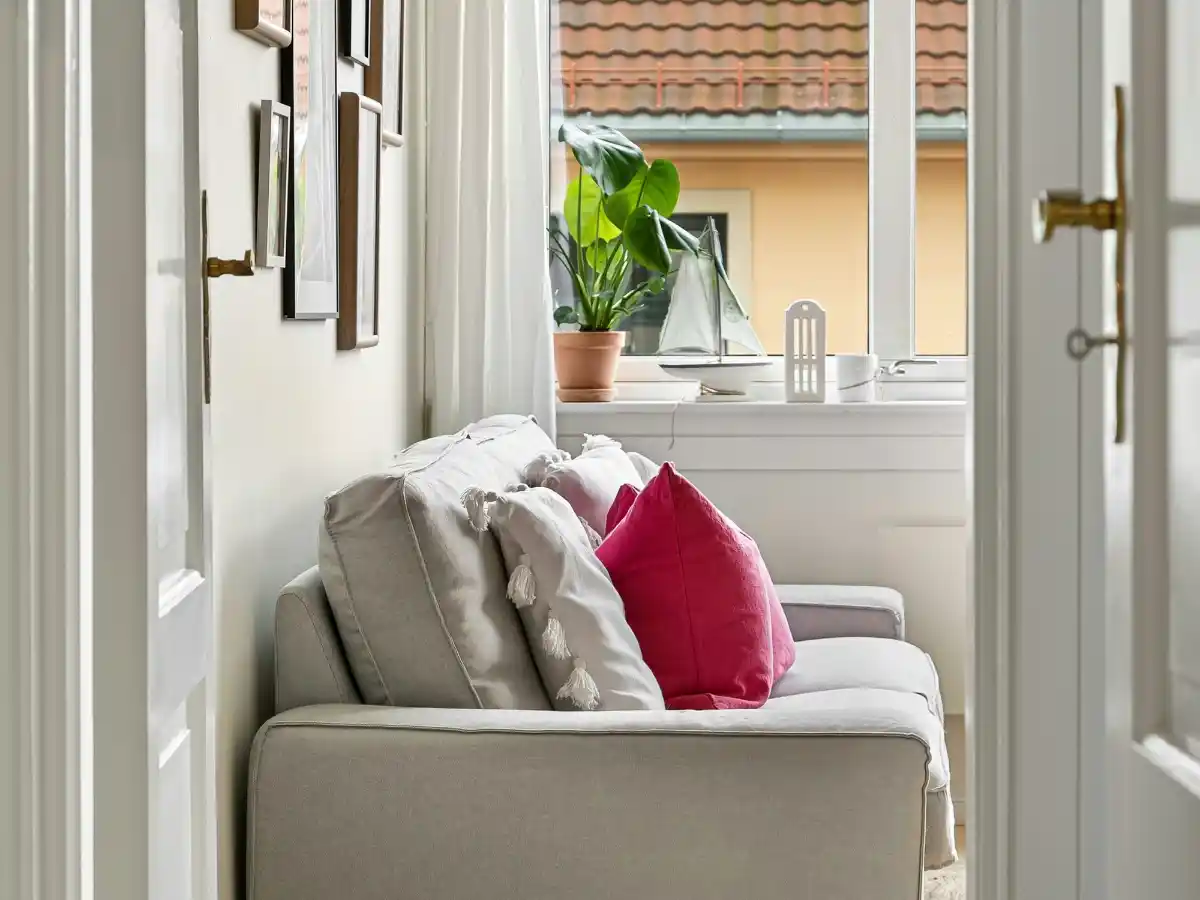 Small apartment decorating mistakes caused by cluttered open shelving 