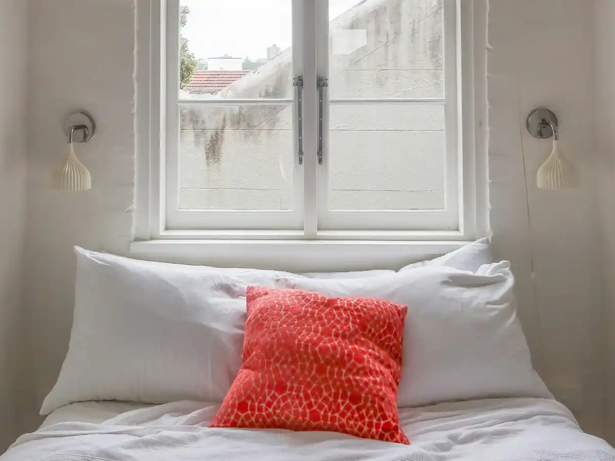 Small bedroom design mistakes involving too many decorative pillows 