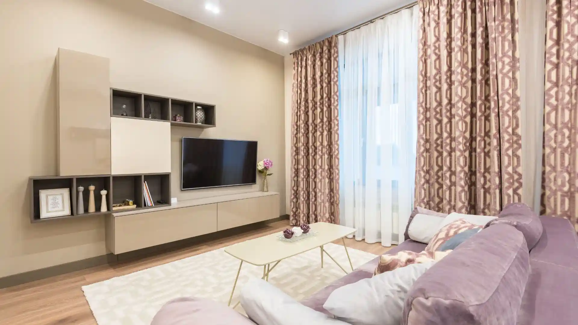 Small apartment decorating ideas with space-saving furniture, smart storage solutions, neutral colors, cozy décor, and modern design.