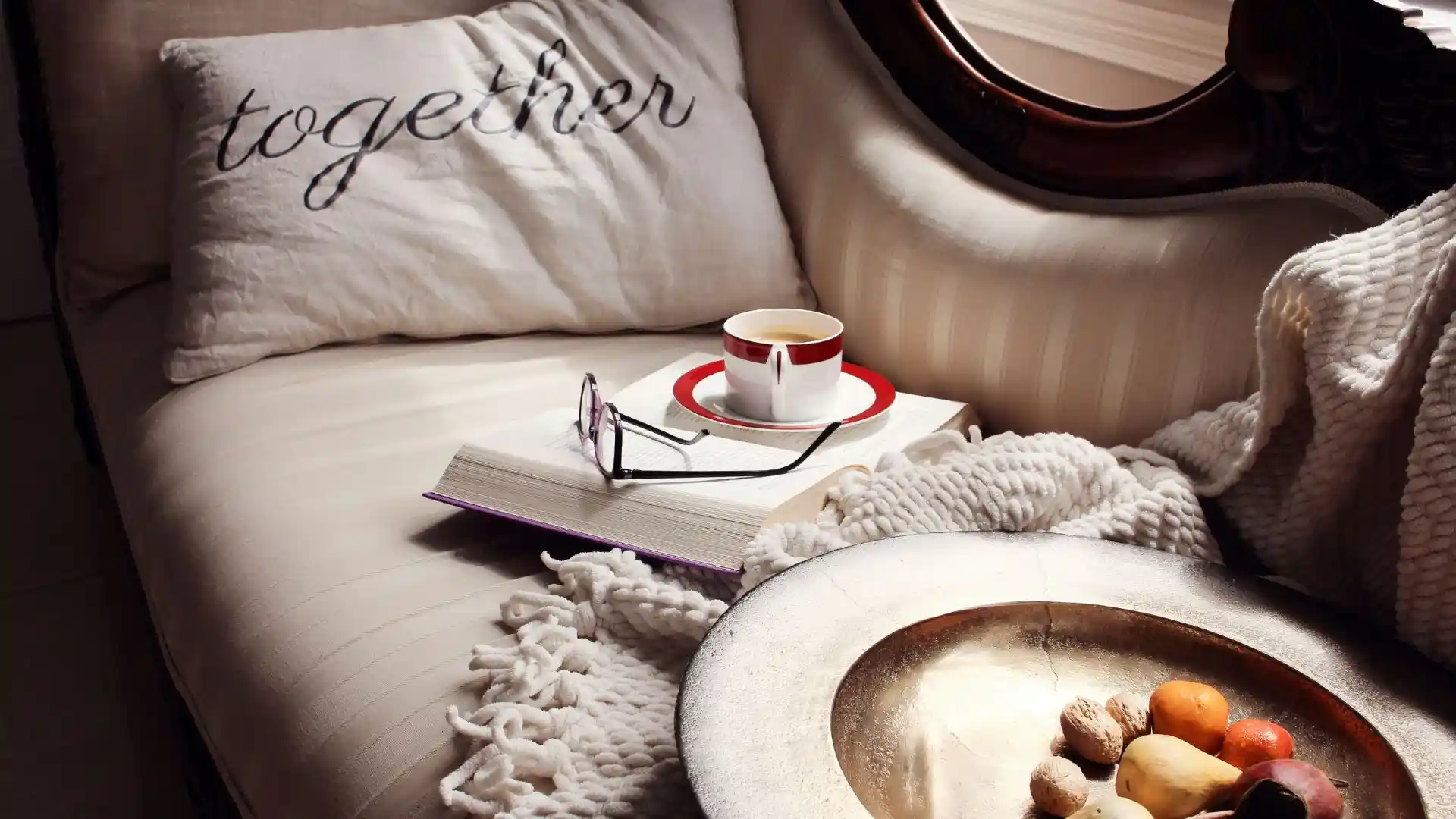 Cozy reading nook ideas for a small space with comfortable seating, warm lighting, soft textures, books, and relaxing decor