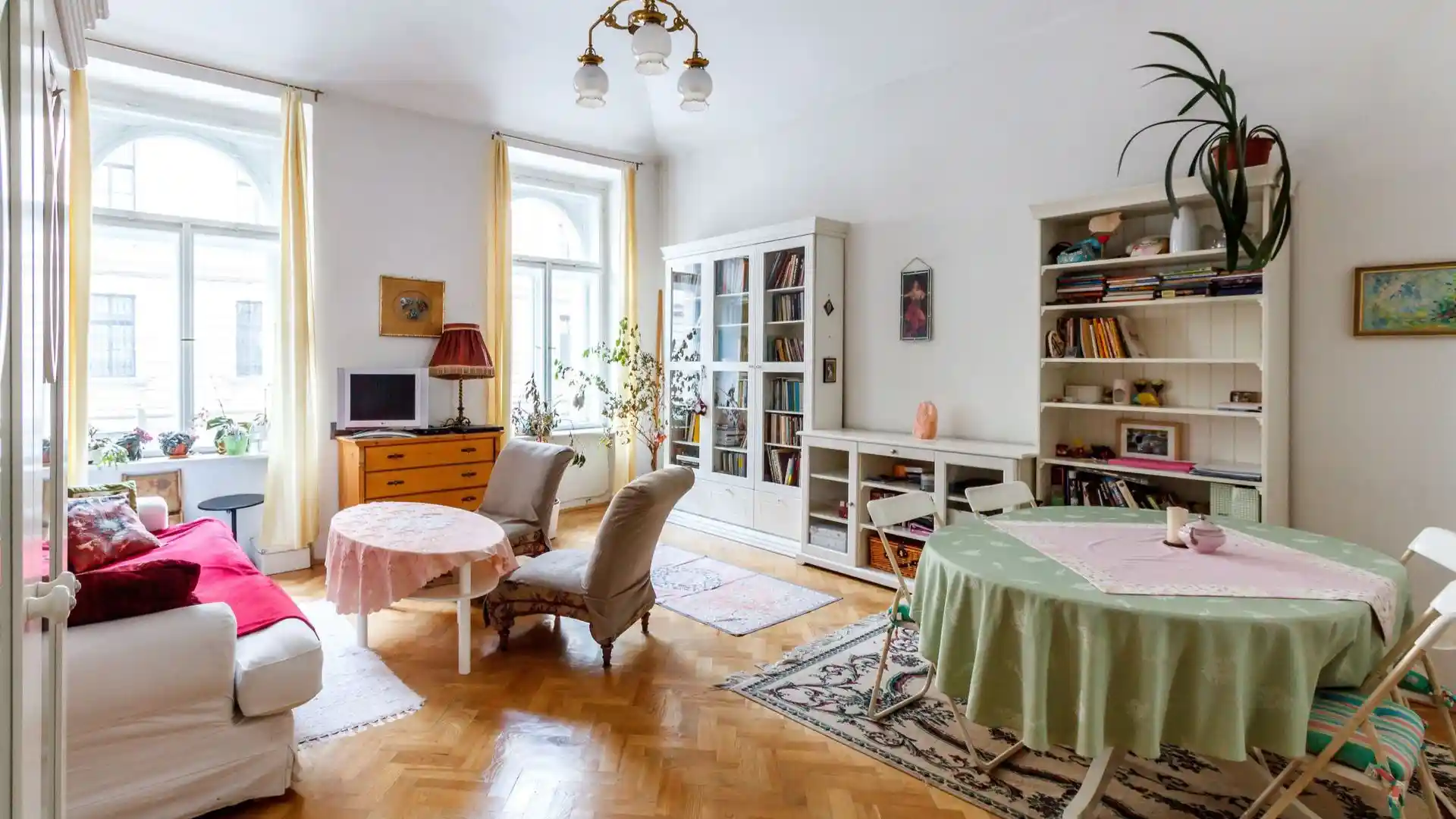 Rental home decor ideas with stylish renter-friendly furniture and temporary decor